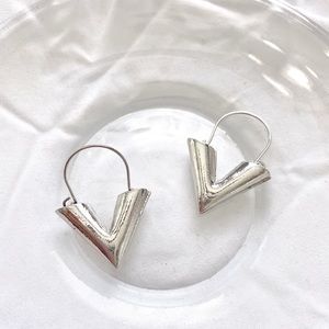 NEW IN! essential V hoop earrings (buy 1 get two free!!!)